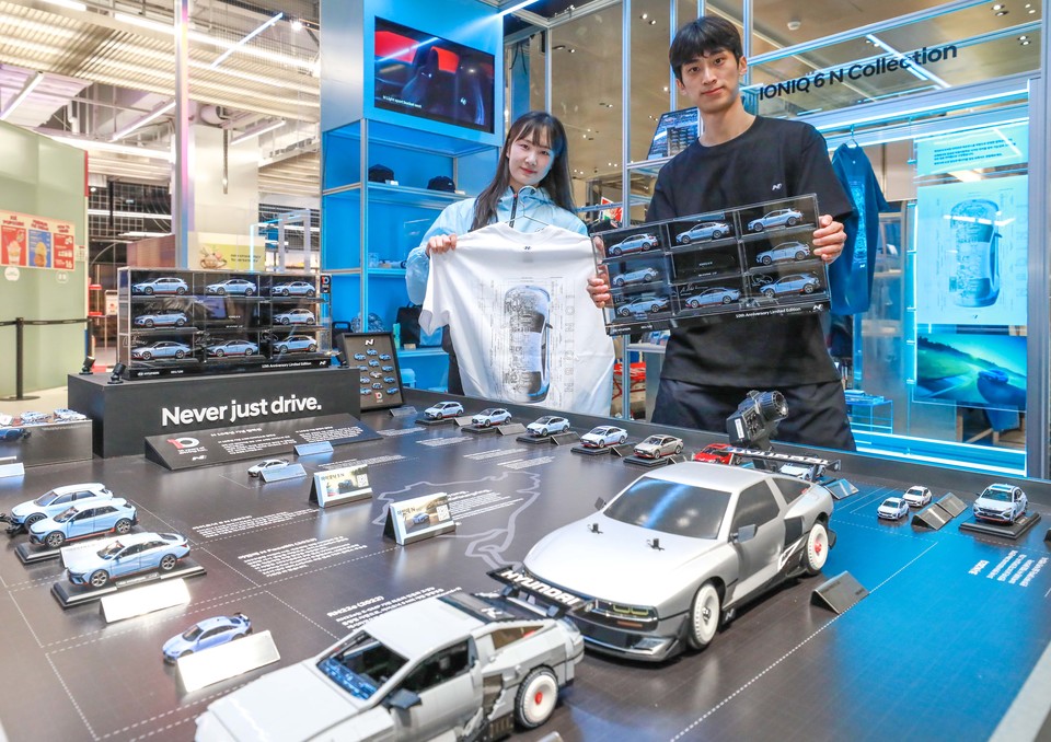 14일 오전, 서울 영등포구에 위치한 더현대 서울 지하 2층 피어(PEER) 매장에 마련된 현대자동차 '현대 N' 팝업스토어에서 직원들이 상품을 소개하고 있다. 사진=현대백화점