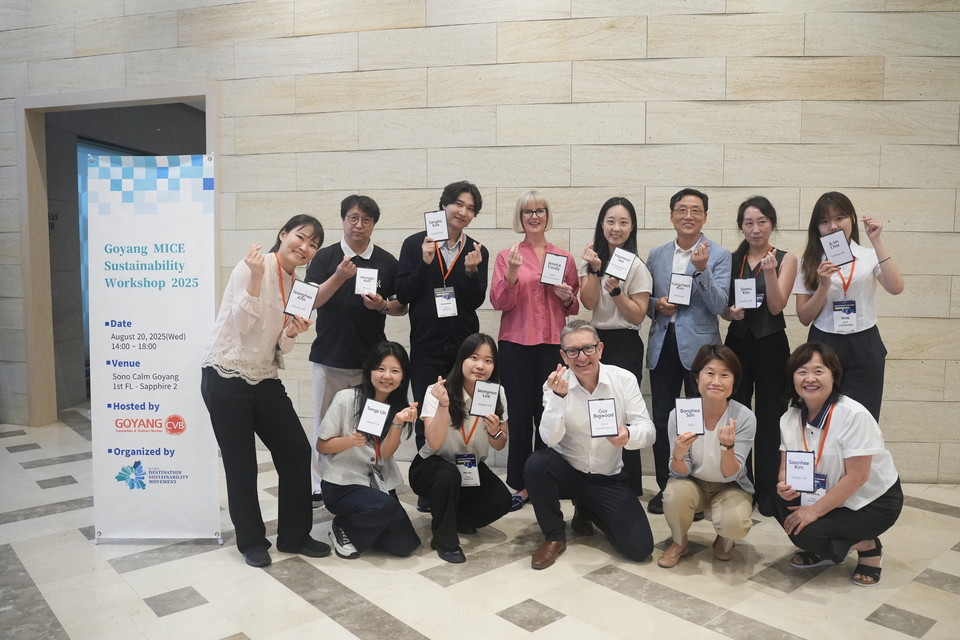고양시 MICE 지속가능성 워크숍 참가자들이 기념 사진을 촬영하고 있다. 사진=고양컨벤션뷰로