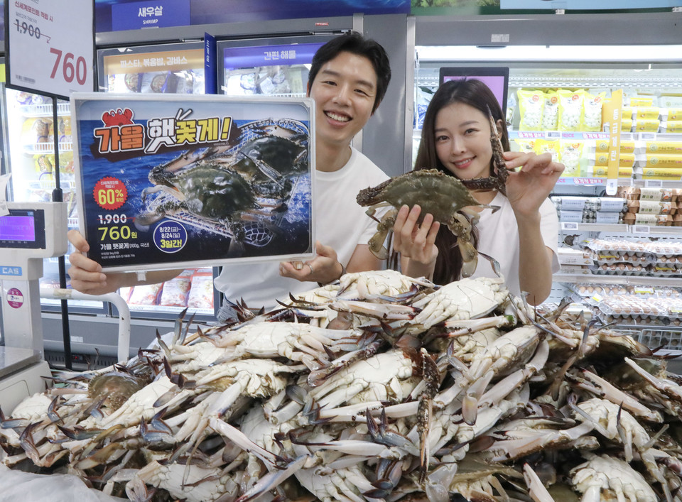 모델들이 가을 햇꽃게를 홍보하고 있다. 사진=이마트