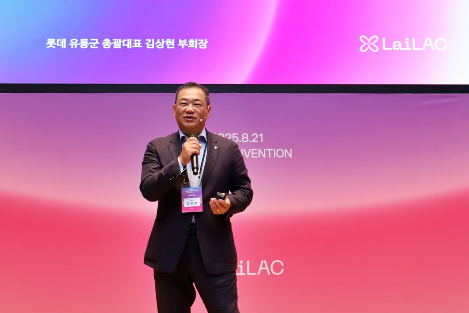 8월 21일 서울 송파구 롯데월드타워에서 열린 '제1회 롯데 유통군 AI 컨퍼런스’에서 김상현 롯데 유통군 총괄대표 부회장이 기조연설을 하고 있다. 롯데 유통군은 이번 컨퍼런스를 계기로 ‘AI 트랜스포메이션(AI Transformation)’을 추진하며 AI 기반 유통 혁신에 속도를 낼 방침이다. 사진=롯데그룹