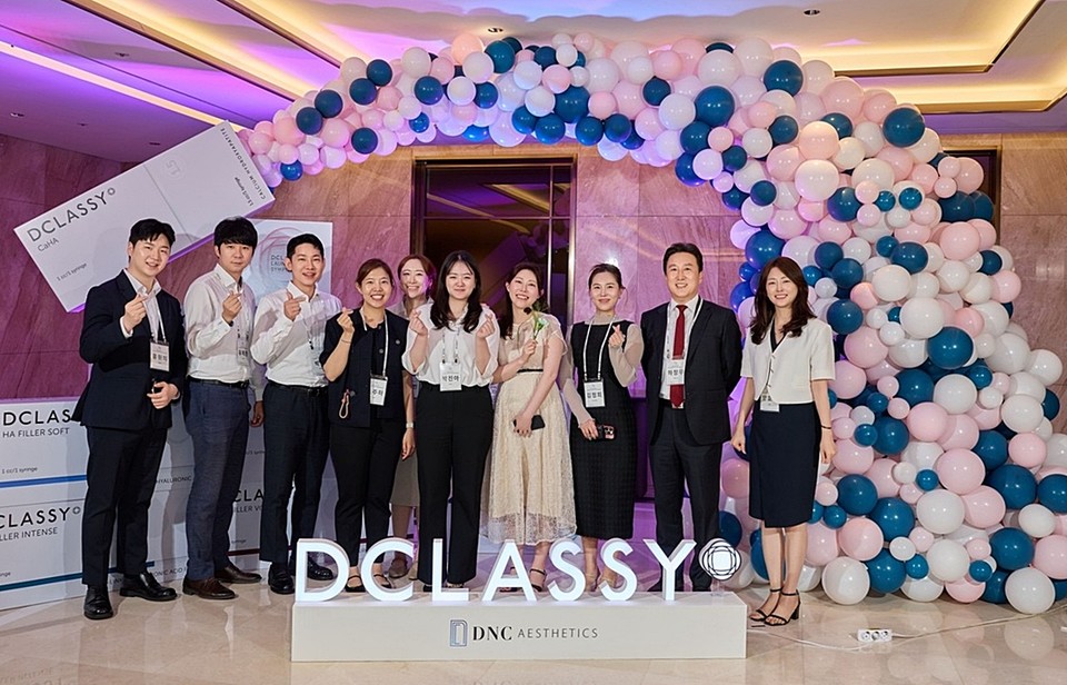 최근 조선팰리스 서울 강남에서 열린 에스테틱 브랜드 ‘디클래시’ 론칭 심포지엄 현장에서 DNC 에스테틱스 임직원들이 기념촬영을 하고 있다. 사진=DNC 에스테틱스