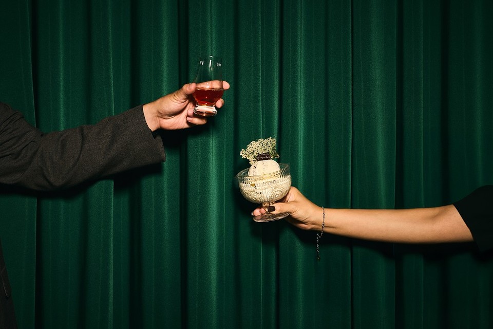 부티크 호텔 레스케이프가 아이스크림 브랜드 하겐다즈와 손잡고 아이스크림과 주류의 이색 조합을 즐길 수 있는 여름 한정 패키지 ‘서머 에디션 : 멜티드 앤 매치(Summer Edition : Melted & Match)’를 선보인다. 사진=조선호텔앤리조트