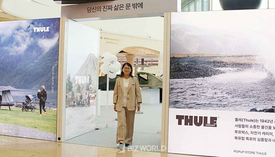 한은정 대표가 팝업 스토어 현장에서 앞으로 다가올 미래에 대한 구상을 하고 있있다. 사진=손진석 기자