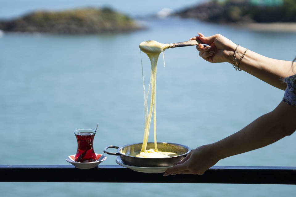 튀르키예 흑해식 아침 메뉴, 차와 쿠이막(kuymak). 사진=튀르키예 문화관광부