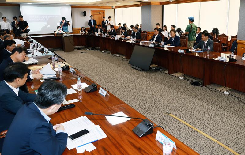 권대영 금융위원회 부위원장이 지난 21일 오전 서울 중구 은행회관에서 5대 시중은행, 정책금융기관 등과 개최한 석유화학 사업재편을 위한 간담회에서 석유화학산업의 현황과 업계의 사업재편 방향을 공유하고, 금융지원 방안에 대해 논의했다. 사진=금융위원회