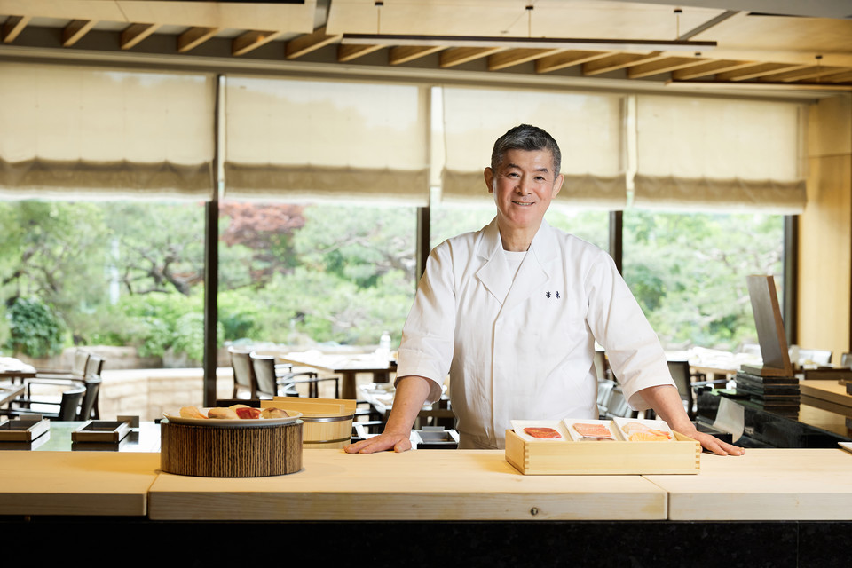 서울신라호텔이 도쿄 긴자를 대표하는 39년 전통의 일본 현지 장인 ‘스시 아오키’의 오너 셰프 ‘아오키 도시가츠’ 셰프가 만든 스시를 선보인다. 사진=서울신라호텔