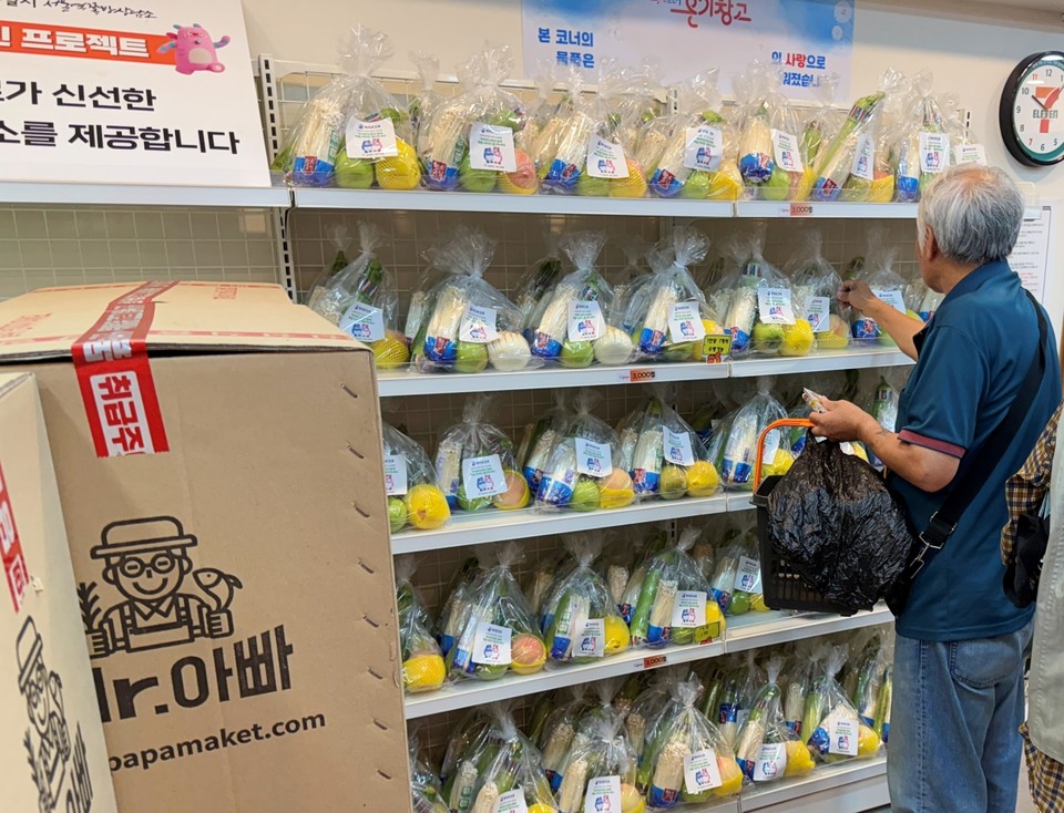 하이트진로가 서울역, 영등포, 남대문, 돈의동, 창신동 등 서울 5대 쪽방촌 ‘온기창고’에 신선한 과일과 채소 700인분을 지원하면서 올해 두번째 정기 후원을 단행했다. 사진=하이트진로