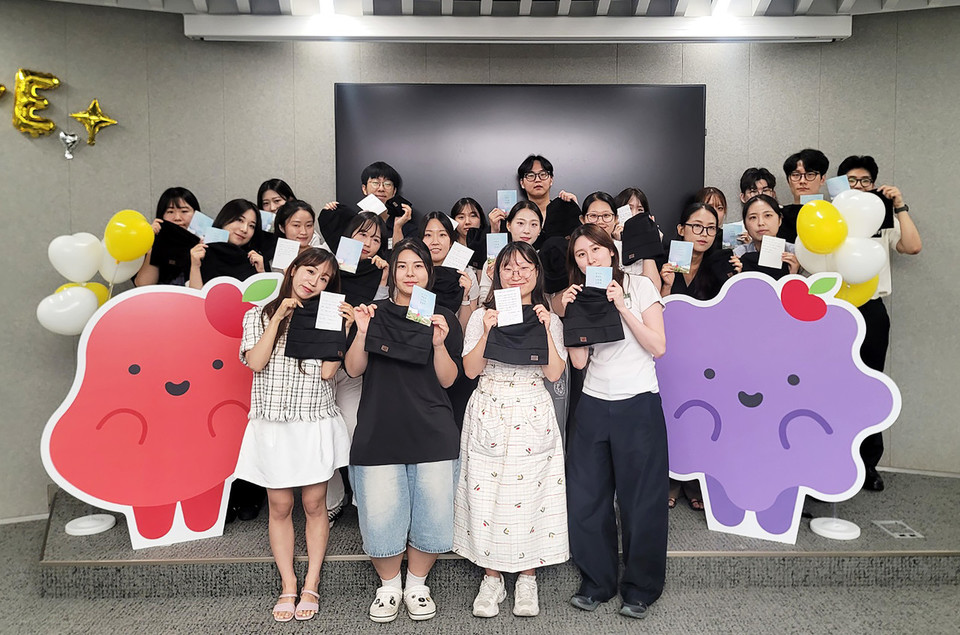 KB라이프생명사회공헌재단은 대학생 서포터즈 '조혈모프렌즈' 22명이 혈액암 환우들을 위해 항암비니를 만들어 한국조혈모세포은행협회(KMDP)에 전달했다. 사진=한국조혈모세포은행협회