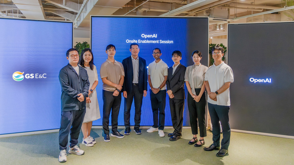 서울 종로구 GS건설 본사서 21일 GS건설 허윤홍 대표(사진 왼쪽 네 번째)와 관계자와 OpenAI 담당자들이 기념사진을 촬영하고 있다. 사진=GS건설 