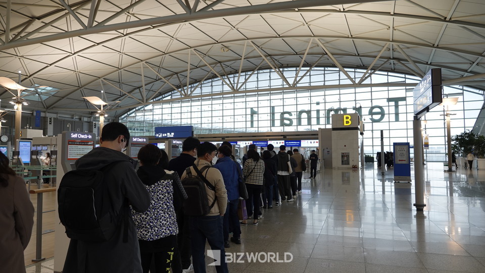 인천공항 입국장에서 순서를 기다리는 여행객들. 사진=손진석 기자