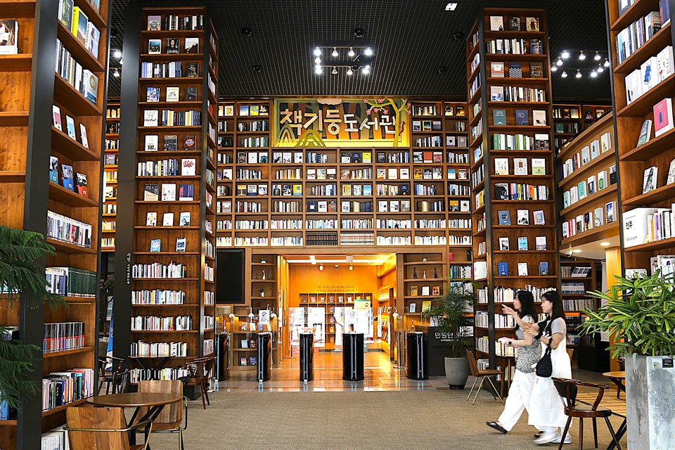 전주시청로비에 자리한 책기둥도서관. 사진=한국관광공사