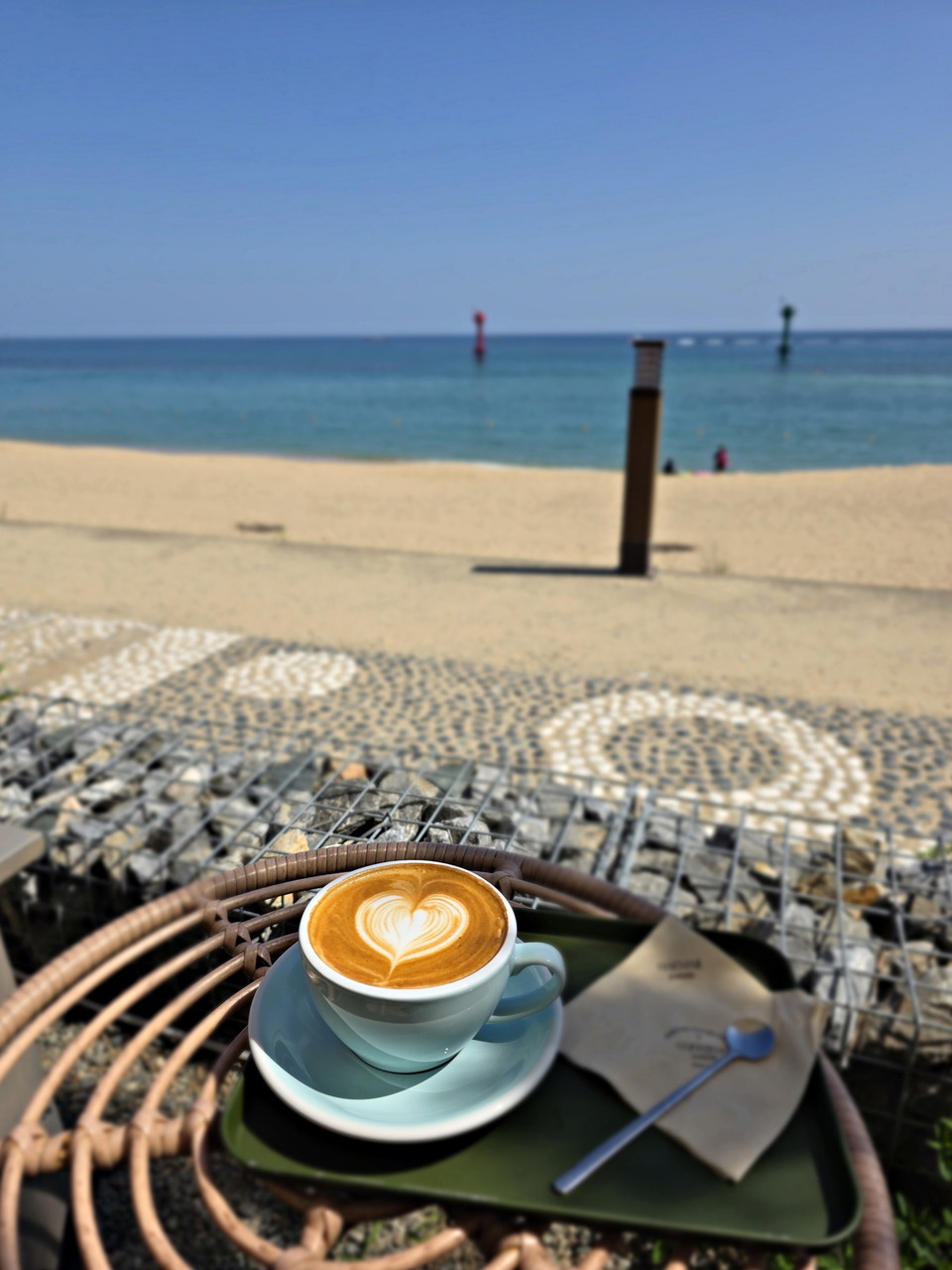 해변이 바로 앞에 펼쳐지는 커피고 야외 테라스. 사진=국관광공사