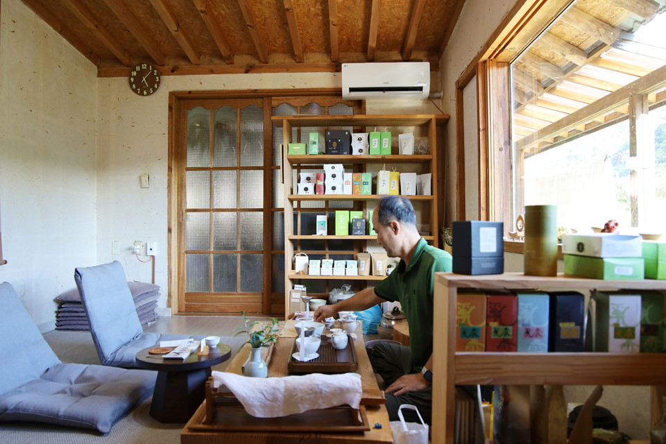 '유로제다'에서 진행하는 티 클래스. 사진=한국관광공사