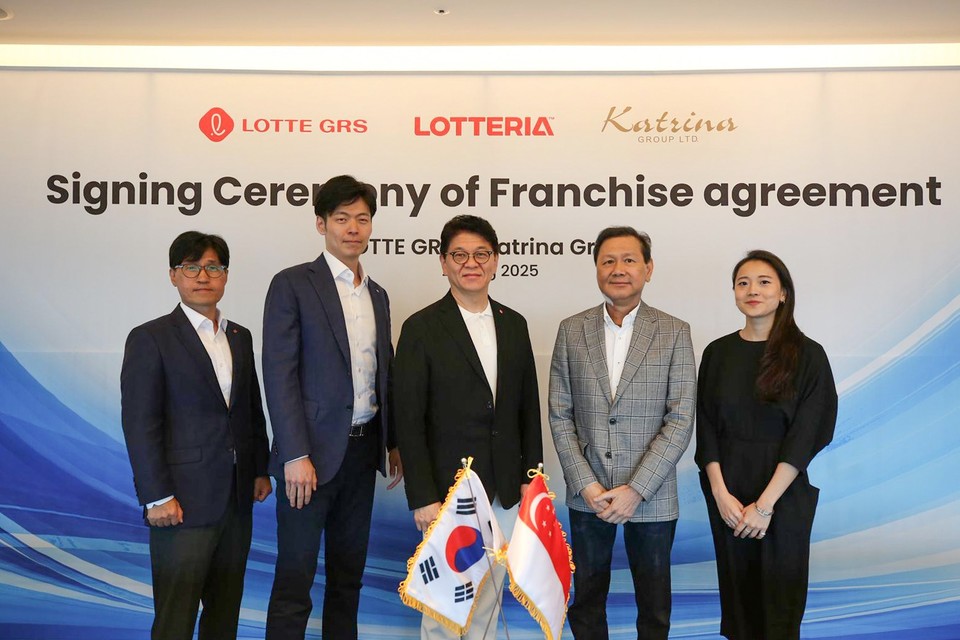 지난 25일 롯데월드타워에서 (사진 왼쪽부터) 이권형 롯데GRS 글로벌사업부문 상무, 신유열 롯데지주 미래성장실장(부사장), 차우철 롯데GRS 대표이사와 카트리나 그룹 알란 고 대표, 크리스탈 고 이사가 기념 촬영을 하고 있다. 사진=롯데GRS