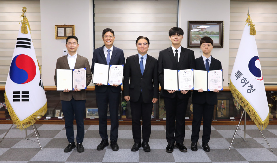 목성호 특허청 차장(왼쪽에서 3번째)이 ‘민원처리 우수부서 및 직원 시상식’을 마치고 수상자들과 기념촬영을 하고 있다. (사진 왼쪽부터) 부정경쟁조사팀 박종필 서기관, 특허제도과 신준호 과장, 이승준 주무관, 이용정 주무관. 사진=특허청