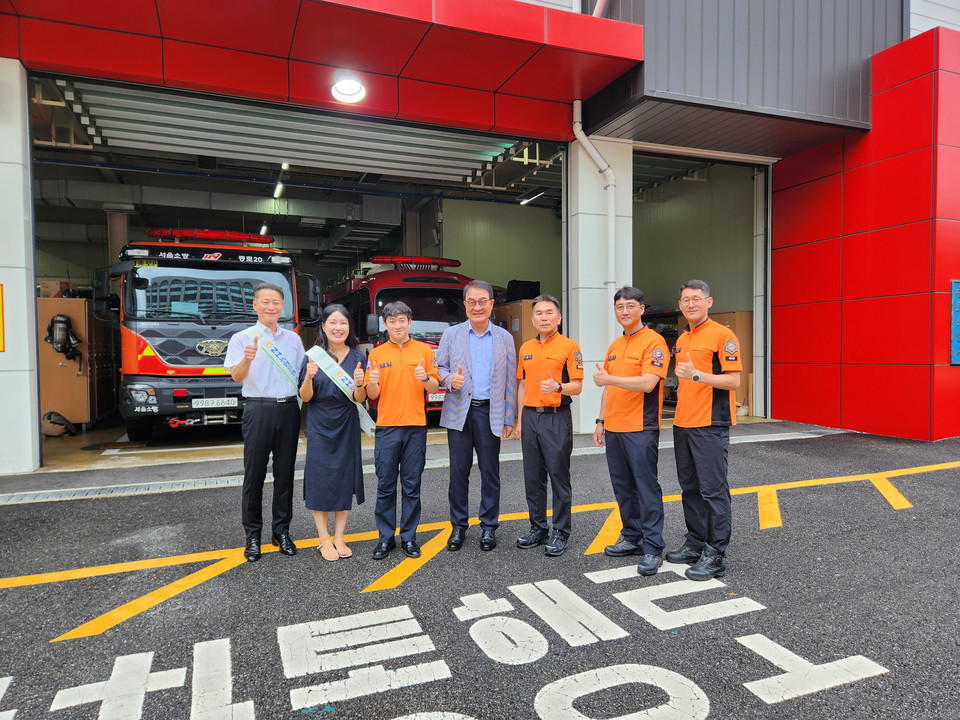 NH농협은행 서울중앙사업부는 종로금융센터직원들과 함께 26일 서울시 종로구 소재 소방서를 방문해 '차한잔의 여유' 커피차 나눔 행사를 했다고 밝혔다. 사진=NH농협은행