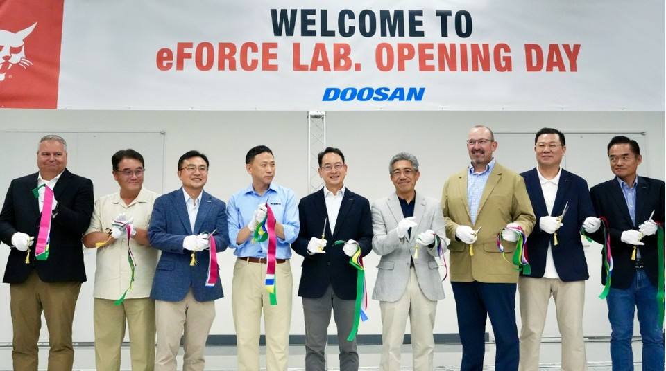 (오른쪽에서 다섯번째부터) 스캇 박 두산밥캣 부회장, 박형원 두산밥캣코리아 사장이 주요 임원들과 ‘eFORCE LAB’ 출범을 기념하며 사진 촬영을 하고 있다. 사진=두산밥캣