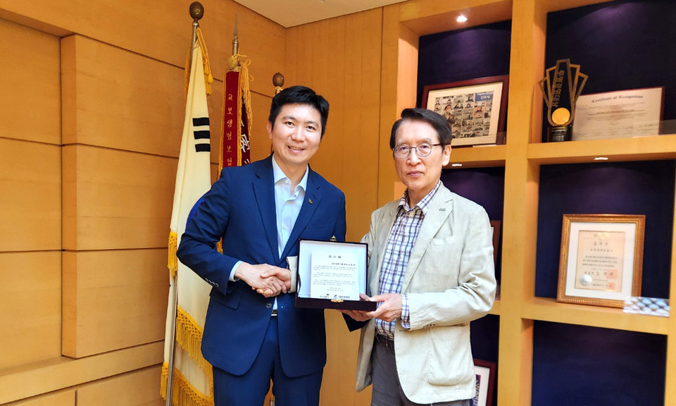 신창재 교보생명 대표이사 겸 이사회 의장(오른쪽)과 유승민 대한체육회장이 지난 25일 서울 광화문 교보생명 본사에서 감사패 전달식을 마친 뒤 기념촬영을 하고 있다. 사진=교보생명