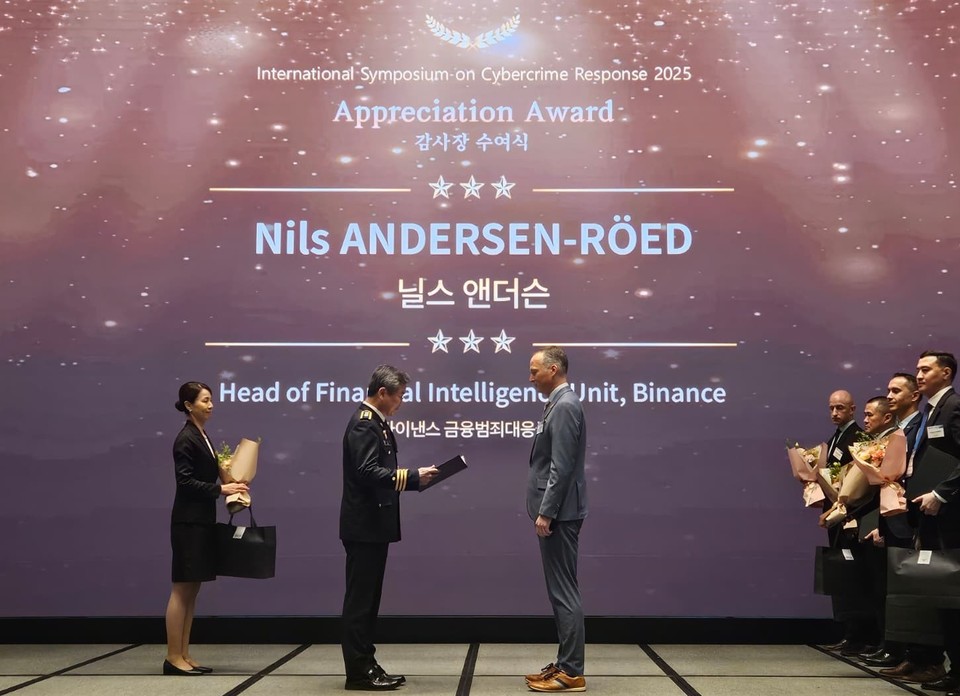 박성주 국가수사본부장(왼쪽)이 닐스 앤더슨-뢰드 바이낸스 금융정보분석 국장에게 감사패를 수여하고 있다. 사진=바이낸스