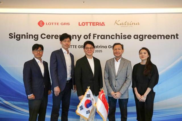 지난 25일 서울 성파구 롯데월드타워에서 이권형 롯데GRS 글로벌사업부문 상무, 신유열 롯데지주 미래성장실장(부사장), 차우철 롯데GRS 대표이사와 카트리나 그룹 알란 고 대표, 크리스탈 고 이사가 기념 촬영을 하고 있다. 사진=롯데GRS
