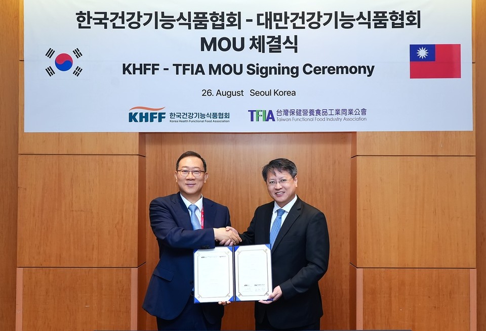 정명수 한국건강기능식품협회장(왼쪽)과 정 유시우(CHENG, YU-HSIU) 대만건강기능식품협회장이 지난 26일 서울 삼성동 코엑스에서 열린 ‘K-Health Conference 2025’ 행사에서 업무협약을 체결한 후 기념촬영을 하고 있다. 사진=한국건강기능식품협회