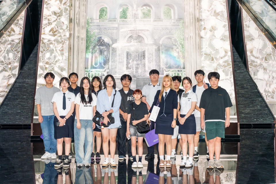 지난 22일 ‘인스파이어 익스피리언스 데이’에 참여한 장학생들이 인스파이어의 미디어 아트 공간 ‘큐브’에서 기념 촬영을 하고 있다. 사진=인스파이어
