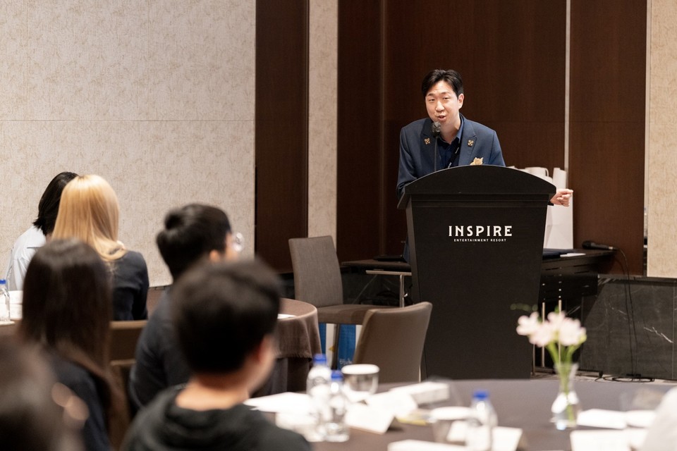 조영우 인스파이어 치프 컨시어지가 행사에 참석한 학생들에게 호텔리어 직무 관련 멘토링 강연을 하고 있다. 사진=인스파이어