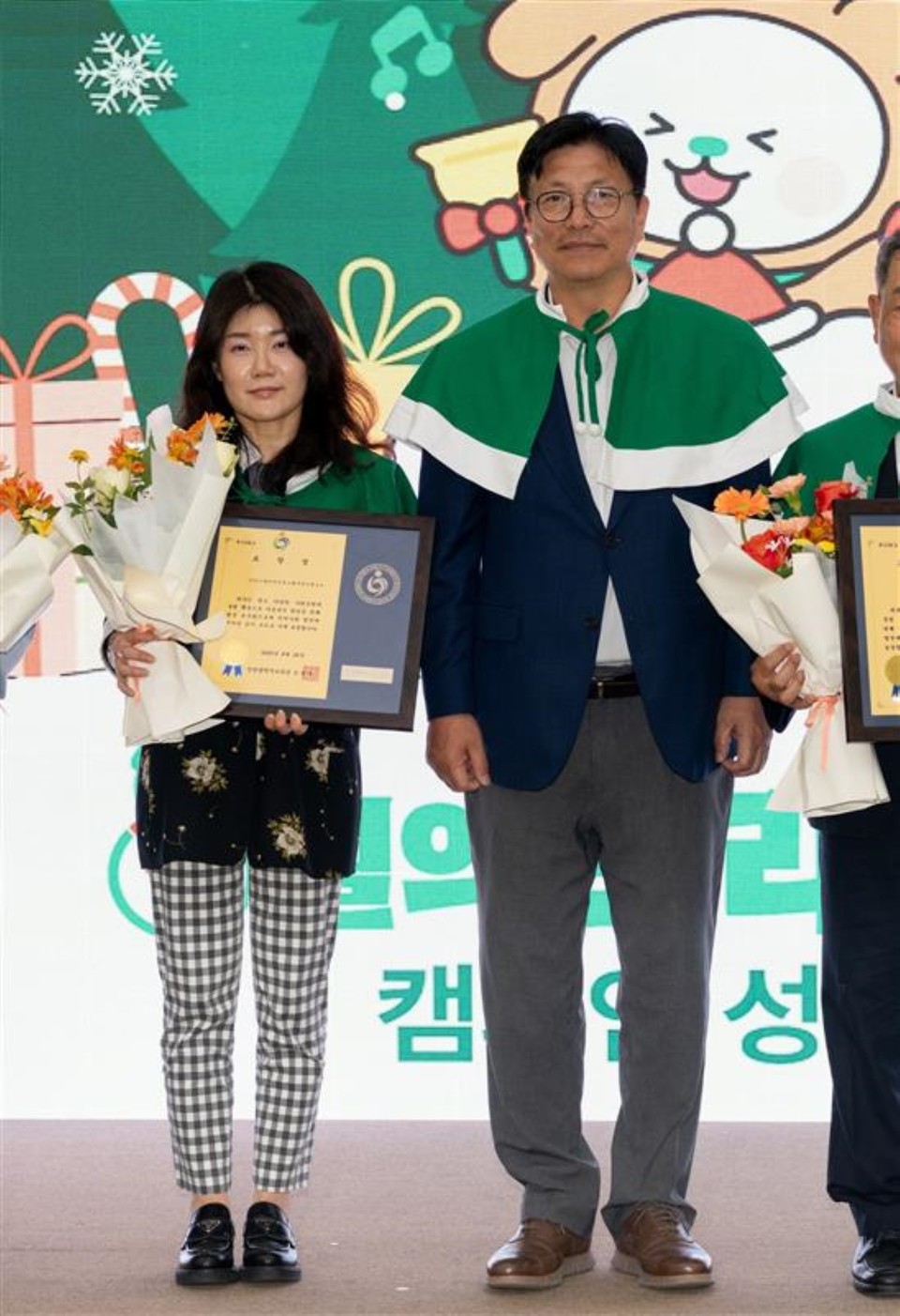 양수진 인스파이어 글로벌 커뮤니케이션 상무(왼쪽)가 26일 인천 시청에서 열린 초록우산 어린이재단 인천지부 ‘8월의 크리스마스’ 캠페인 성료회에서 인천시교육감상을 수상한 후 도성훈 인천시교육감과 기념촬영을 하고 있다. 사진=인스파이어