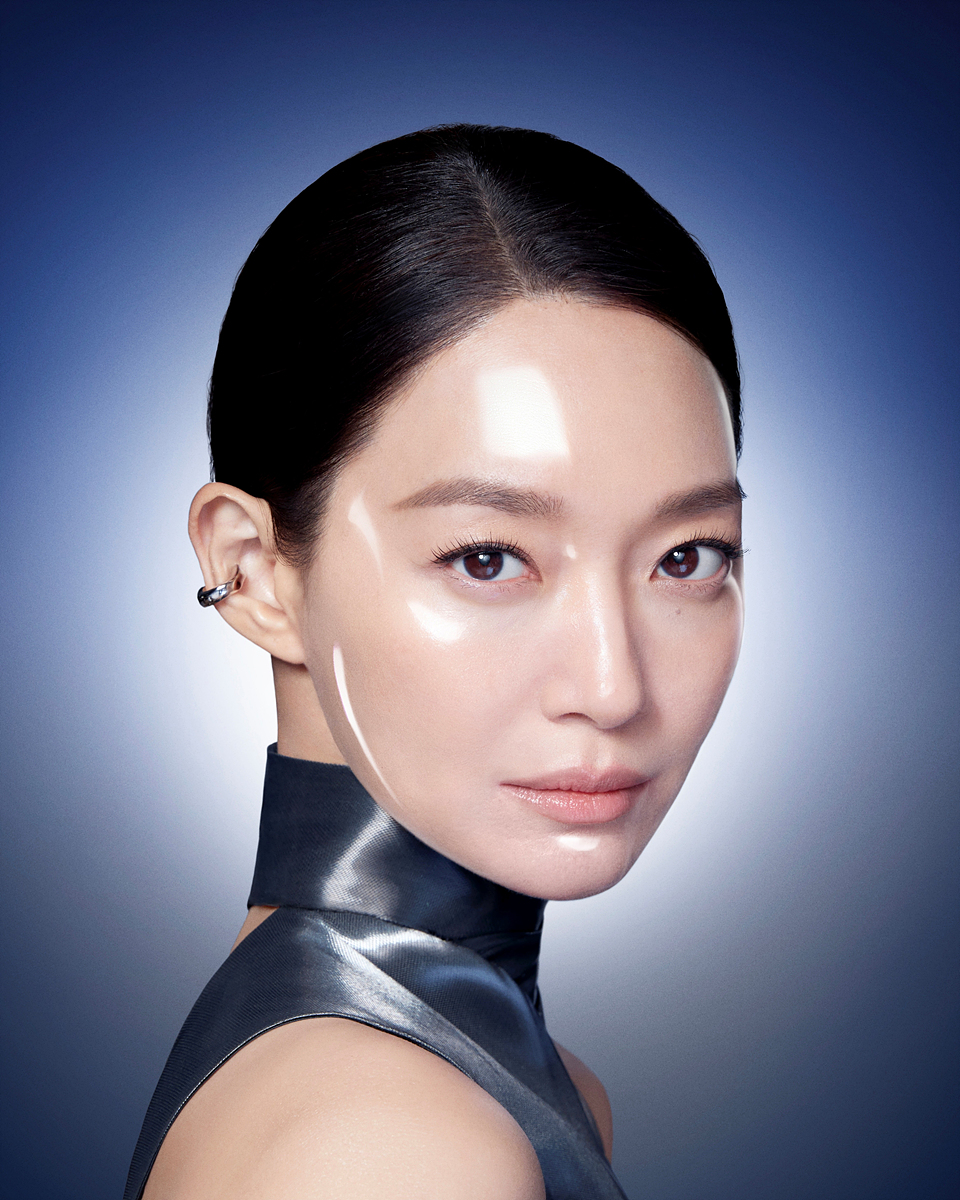 럭셔리 프렌치 뷰티 브랜드 ‘랑콤(LANCÔME)’이 배우 신민아와 함께한 캠페인 화보를 공개하며 신제품 ‘NEW 제니피끄 로션 얼티미트 리퀴드 리페어 세럼 인 에센스(이하 제니피끄 로션)’를 출시한다고 밝혔다. 사진=랑콤