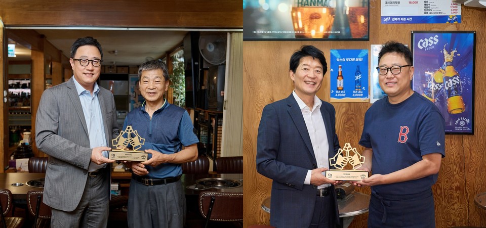 구자범 오비맥주 수석부사장과 서울 강남구 삼성동 ‘의정부부대찌개’ 김태문 사장(왼쪽), 김병훈 오비맥주 영업 부사장과 서울 강남구 논현동 ‘이모네왕곱창’ 김대중 사장 등이 지난 25일 각 업장에서 열린 오비맥주 '우리동네 히어로' 감사패 수여식에서 기념촬영을 하고 있다. 사진=오비맥주