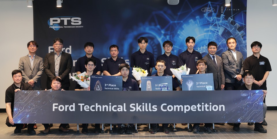 포드코리아 2025 포드 기술경진대회 참가자들이 기념 사진을 촬영하고 있다. 사진=포드코리아