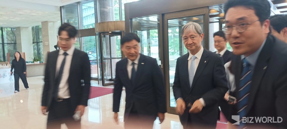 지난달 28일 이 금감원장(오른쪽에서 두번째)이 서울 중구에 위치한 은행연합회에 방문한 모습. 이날 이 금감원장은 국내 은행장과의 간담회를 가졌다. 이 자리에서 이 금감원장은 '체계적인 금융소비자 보호 장치 마련'을 가장 최우선으로 강조했다. 사진=박제성 기자