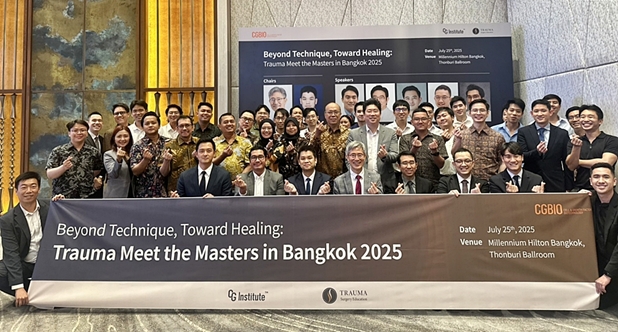 지난 7월 25일 태국 방콕 밀레니엄 힐튼 호텔에서 골절·외상 치료를 주제로 한 글로벌 세미나 '밋 더 마스터 인 방콕 2025' 행사에 참여한 세계 정형외과 의사들이 행사를 마친 후 기념촬영을 하고 있다. 사진=시지바이오