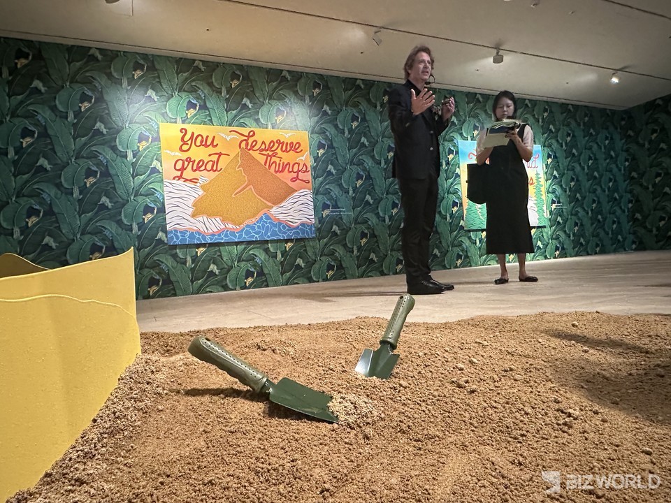 조엘 메슬러 작가가 1일 인천 영종도 소재 파라다이스시티의 예술전시공간 '파라다이스 아트 스페이스'에서 열린 국내 첫 개인전 ‘파라다이스 파운드(Paradise Found)’ 프리 오픈 행사에서 작품 투어를 진행하고 있다. 사진=김미진 기자