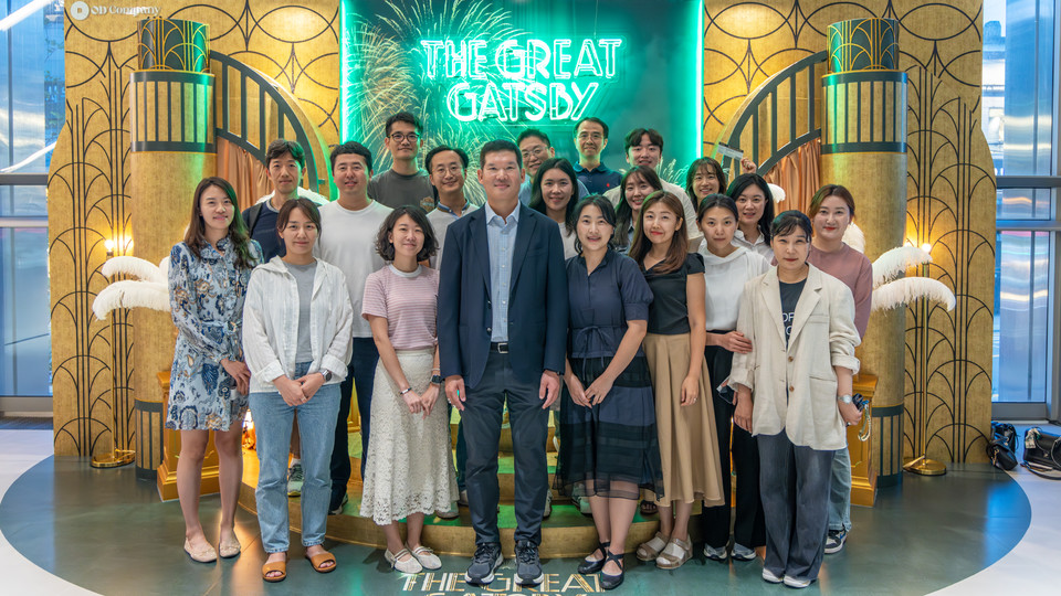 GS건설 허윤홍 대표(사진 가운데)가 GS아트센터에서 뮤지컬 '위대한 개츠비' 관람에 앞서 공연장을 찾은 직원들과 함께 기념사진을 촬영하고 있다. 사진=GS건설 제공