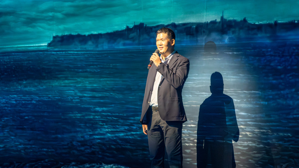 초청 공연 관람에 앞서 공연장을 찾은 직원, 가족들에게 감사의 인사를 전하는 허윤홍 GS건설 대표. 사진=GS건설