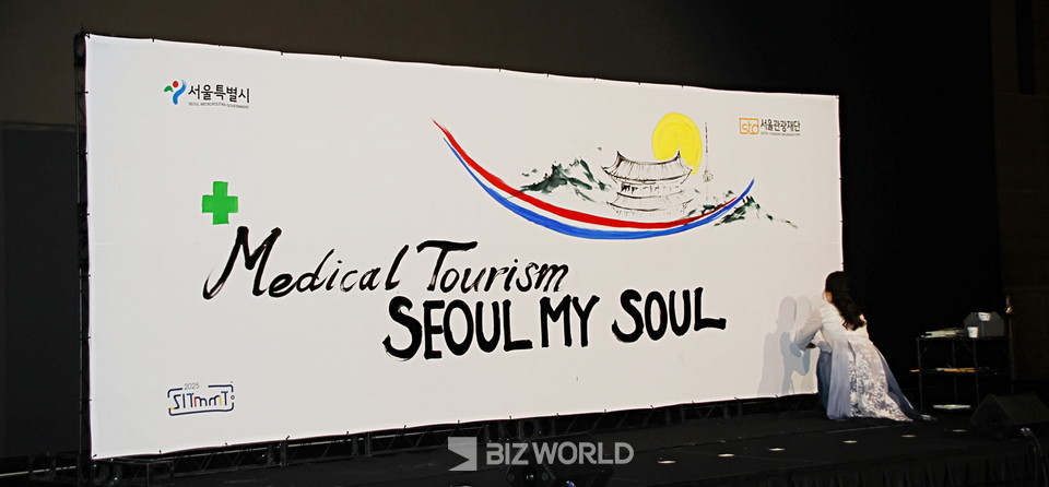 이화선 한국글씨예술멘토링협회장이 캘리그라피 퍼포먼스를 마치고 낙관을 찍고 있다. 사진=손진석 기자