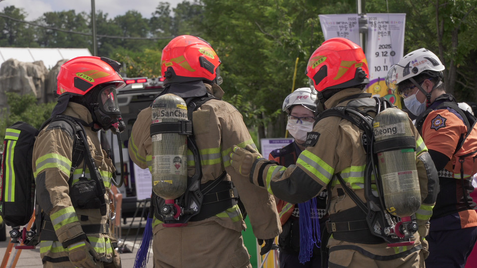 소방대원들이 충북 영동군에서 열린 긴급구호종합훈련에 참여하고 있다. 사진=국재해구호협회