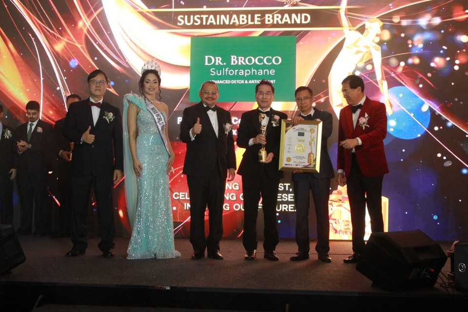에코월드팜은 최근 자사 설포라판 함유 브로콜리새싹추출물 전문 브랜드 ‘Dr. BROCCO’가 싱가포르에서 열린 ‘브랜드로레이 어워드(Brand Laureate Award)’를 수상했다고 밝혔다. 사진=에코월드팜