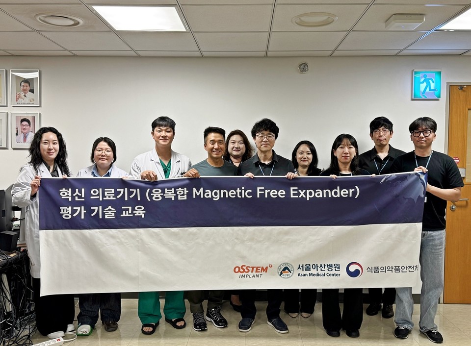 오스템임플란트가 지난 8월 27일, 서울아산병원에서 유방재건술이 필요한 유방암 환자들을 위해 개발한 ‘융복합 자성 프리 조직 확장기’ 평가 기술 교육을 열었다. 이날 발표자인 장일석 성형재료개발실장(오른쪽 다섯 번째) 등 오스템임플란트 임직원들과 한현호 교수(왼쪽 네 번째)를 비롯한 서울아산병원 성형외과 의료진들이 기념 촬영을 하고 있다. 사진=오스템임플란트