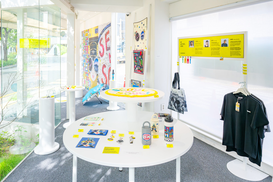 ‘서울, 작품이 되다’ 서울굿즈 아트콜라보 팝업스토어 내부에 전시되어있는 서울굿즈 아티스트 콜라보 굿즈. 사진=서울관광재단