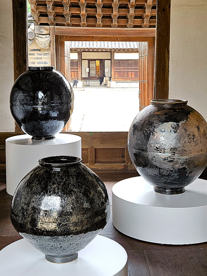 빙그레가 ‘K-헤리티지 아트전, 낙선재遊_이음의 합(合)’ 전시에 후원사로 참여한다고 3일 밝혔다. 흑자 달항아리. 사진=빙그레