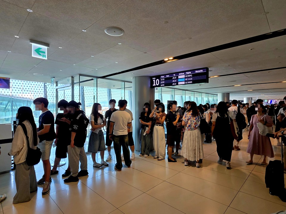 3일 김포국제공항 9번 게이트에서 승객들이 탑승 순서를 기다리고 있다. 사진=이효정 기자
