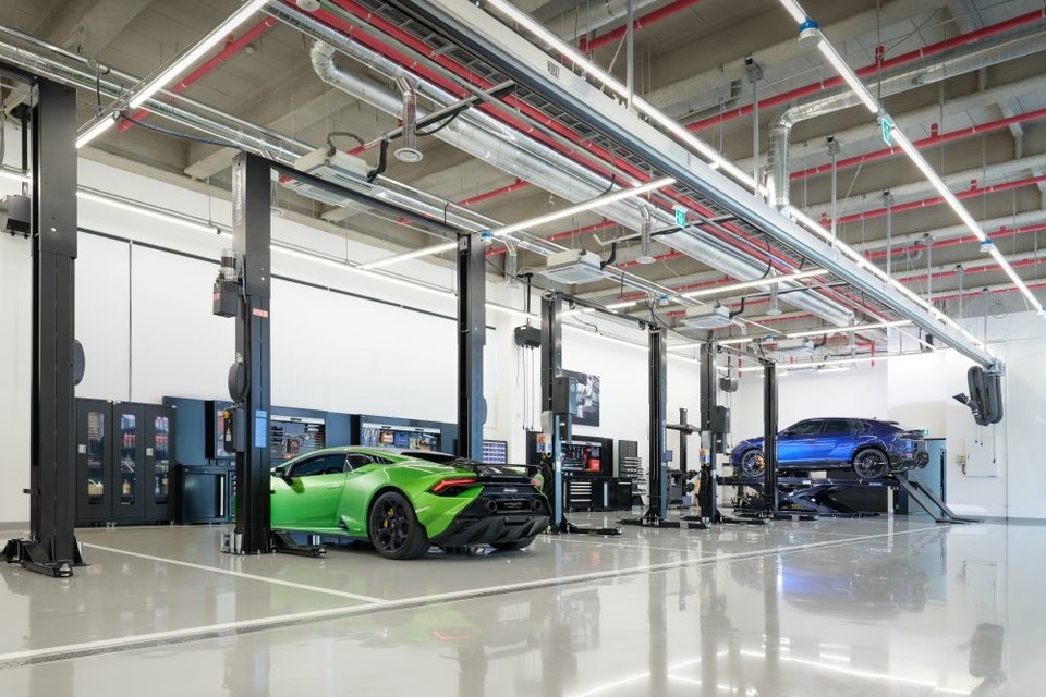 오토모빌리 ‘람보르기니’가 부산에 신규 전시장을 열고 이를 기념하는 행사를 지난 1일 진행했다고 3일 밝혔다. 사진=람보르기니