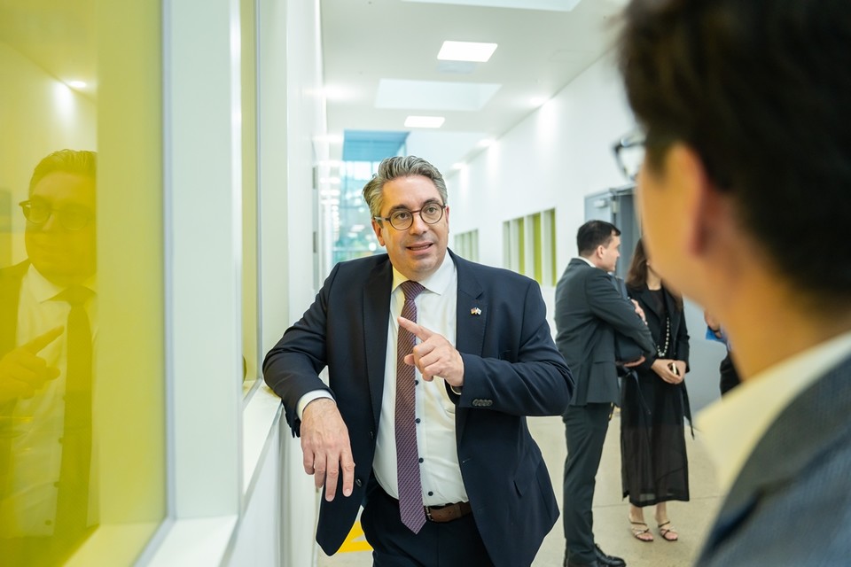 헨켈 송도플랜트를 둘러보고 있는 스테판 루앙호프 독일연방경제에너지부 정무차관의 모습. 사진=헨켈코리아