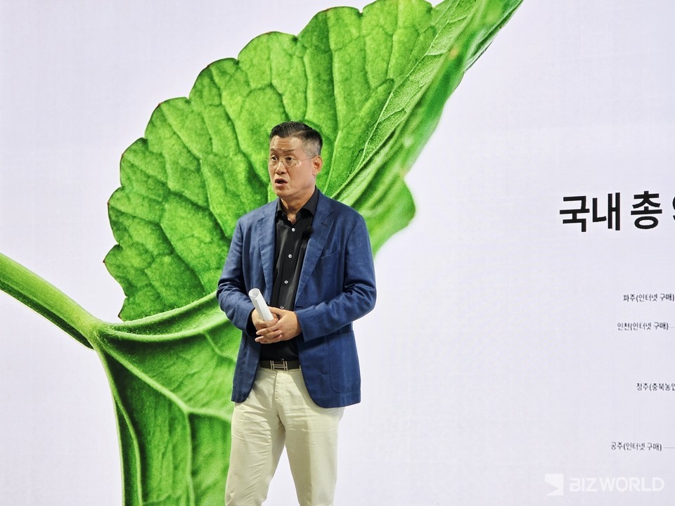 자이언트 병풀을 설명하고 있는 이태희 에스크베이스 대표. 사진=이효정 기자