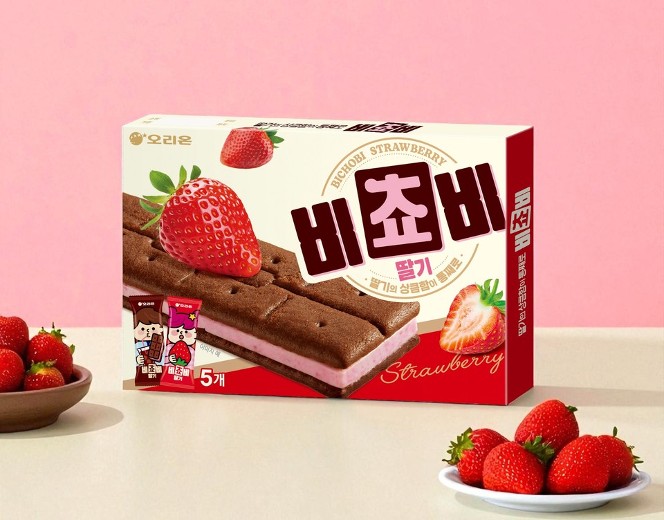 오리온이 초콜릿을 통째로 넣은 샌드위치 비스킷 ‘비쵸비’의 새로운 맛 ‘비쵸비 딸기’를 한정판으로 출시했다고 밝혔다. 사진=오리온