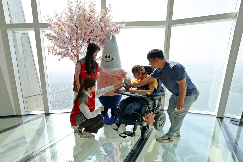 롯데물산 임직원들이 ‘롯타 장애인 문화데이’에서 자원봉사를 하고 있다. 사진=롯데물산