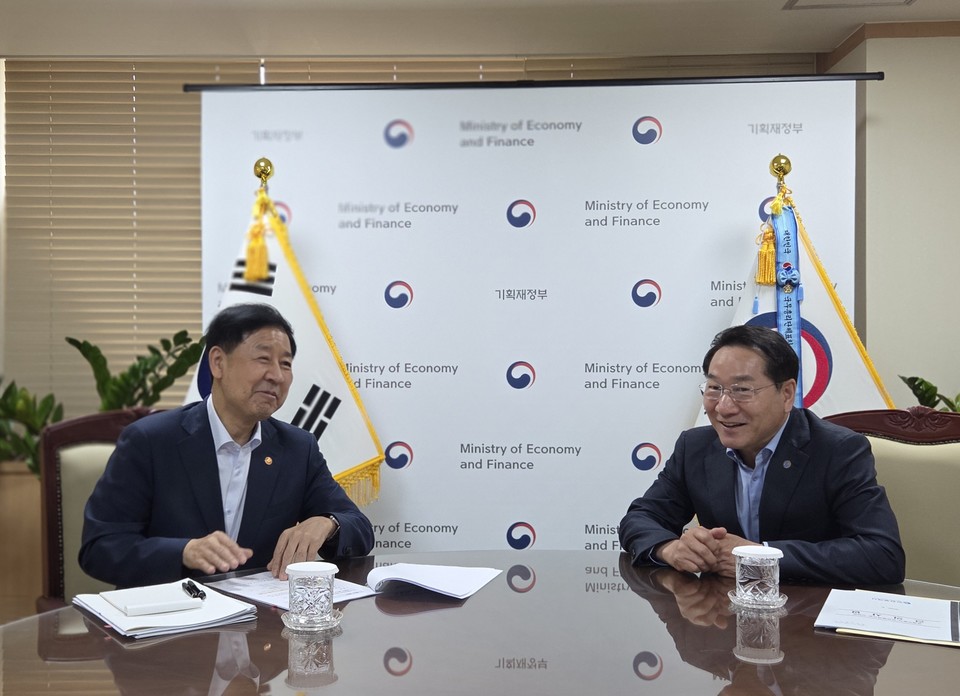 유정복 인천시장(오른쪽)은 지난 8월 7일 정부서울청사에서 구윤철 경제부총리 겸 기획재정부 장관을 만나 인천시 국비 사업을 건의하고 있다. 사진=인천시