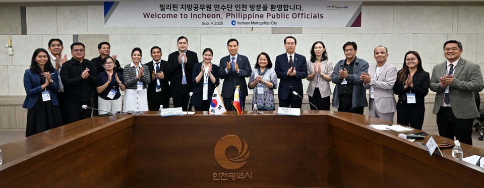 황효진 글로벌도시정무부시장이 4일 인천시청 영상회의실에서 열린 '필리핀 지방공무원 연수단 간담회'에서 참석자들과 기념촬영을 하고 있다. 사진=인천시